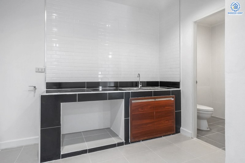 บ้านมือสองตกแต่งใหม่ ทำเลโซนเมืองย่านติวานนท์ ม.สรรทัศน์ธานี ติวานนท์45 พร้อมอยู่ ฟังก์ชั่นห้องนอนใหญ่ 2 ห้องนอน 2 ห้องน้ำ มีบิ้วท์อินครัวเคาน์เตอร์ บนทำเลเดินทางสะดวก ใกล้สถานที่ราชการหลายแห่ง , รถไฟฟ้าสถานี "สามัคคี" และจุดขึ้นทางด่วน "งามวงศ์วาน"