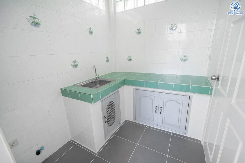 บ้านมือสองตกแต่งใหม่ ทำเลโซนเมืองย่านติวานนท์ ม.สรรทัศน์ธานี ติวานนท์45 พร้อมอยู่ ฟังก์ชั่นห้องนอนใหญ่ 2 ห้องนอน 2 ห้องน้ำ มีบิ้วท์อินครัวเคาน์เตอร์ บนทำเลเดินทางสะดวก ใกล้สถานที่ราชการหลายแห่ง , รถไฟฟ้าสถานี "สามัคคี" และจุดขึ้นทางด่วน "งามวงศ์วาน"