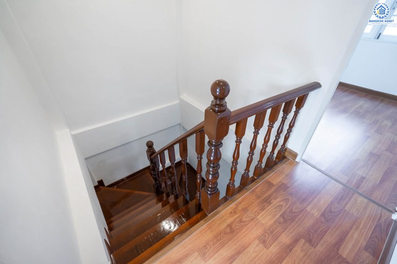 บ้านมือสองตกแต่งใหม่ ทำเลโซนเมืองย่านติวานนท์ ม.สรรทัศน์ธานี ติวานนท์45 พร้อมอยู่ ฟังก์ชั่นห้องนอนใหญ่ 2 ห้องนอน 2 ห้องน้ำ มีบิ้วท์อินครัวเคาน์เตอร์ บนทำเลเดินทางสะดวก ใกล้สถานที่ราชการหลายแห่ง , รถไฟฟ้าสถานี "สามัคคี" และจุดขึ้นทางด่วน "งามวงศ์วาน"