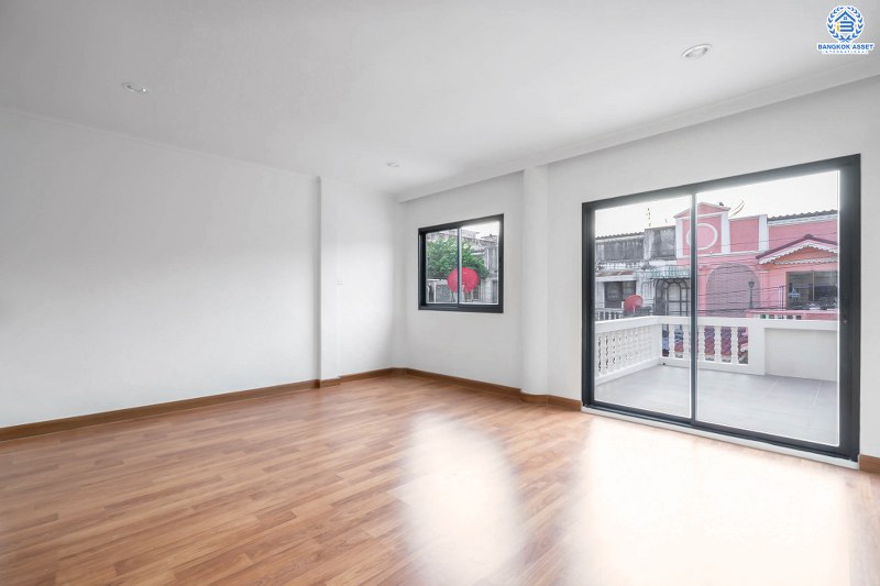 บ้านมือสองตกแต่งใหม่ ทำเลโซนเมืองย่านติวานนท์ ม.สรรทัศน์ธานี ติวานนท์45 พร้อมอยู่ ฟังก์ชั่นห้องนอนใหญ่ 2 ห้องนอน 2 ห้องน้ำ มีบิ้วท์อินครัวเคาน์เตอร์ บนทำเลเดินทางสะดวก ใกล้สถานที่ราชการหลายแห่ง , รถไฟฟ้าสถานี "สามัคคี" และจุดขึ้นทางด่วน "งามวงศ์วาน"