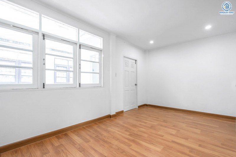 บ้านมือสองตกแต่งใหม่ ทำเลโซนเมืองย่านติวานนท์ ม.สรรทัศน์ธานี ติวานนท์45 พร้อมอยู่ ฟังก์ชั่นห้องนอนใหญ่ 2 ห้องนอน 2 ห้องน้ำ มีบิ้วท์อินครัวเคาน์เตอร์ บนทำเลเดินทางสะดวก ใกล้สถานที่ราชการหลายแห่ง , รถไฟฟ้าสถานี "สามัคคี" และจุดขึ้นทางด่วน "งามวงศ์วาน"