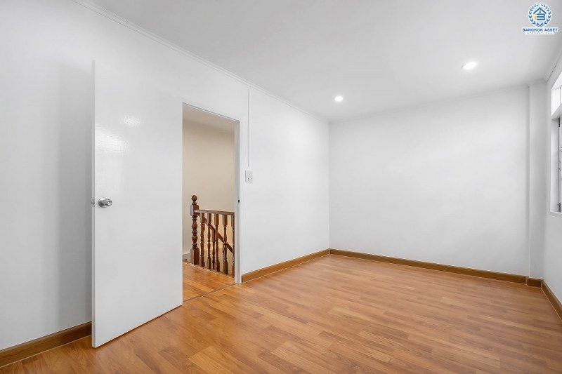 บ้านมือสองตกแต่งใหม่ ทำเลโซนเมืองย่านติวานนท์ ม.สรรทัศน์ธานี ติวานนท์45 พร้อมอยู่ ฟังก์ชั่นห้องนอนใหญ่ 2 ห้องนอน 2 ห้องน้ำ มีบิ้วท์อินครัวเคาน์เตอร์ บนทำเลเดินทางสะดวก ใกล้สถานที่ราชการหลายแห่ง , รถไฟฟ้าสถานี "สามัคคี" และจุดขึ้นทางด่วน "งามวงศ์วาน"