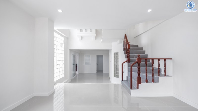 บ้านมือสองตกแต่งใหม่ ห้องมุม! ม.นันทนาการ์เด้นท์ ราชพฤกษ์-ท่าอิฐ เนื้อที่กว้าง 30.9 ตร.ว. ฟังก์ชั่นห้องนอนใหญ่ 2 ห้องนอน 2 ห้องน้ำ พร้อมครัวเคาน์เตอร์ และที่จอดรถ บนทำเลเดินทางสะดวก เชื่อมต่อหลายเส้นทาง เพียง 5 นาทีจาก MRT บางรักน้อยท่าอิฐ