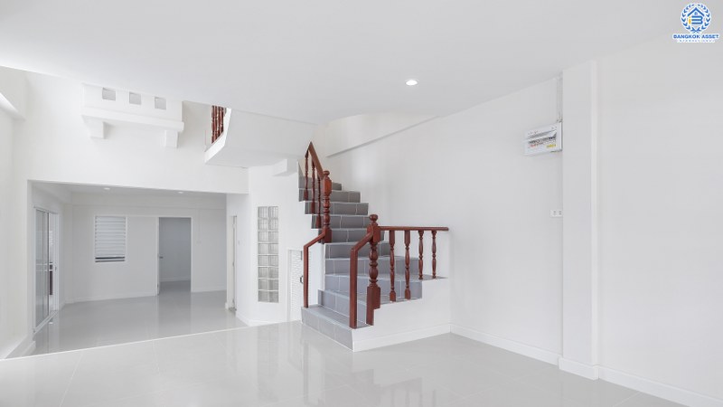 บ้านมือสองตกแต่งใหม่ ห้องมุม! ม.นันทนาการ์เด้นท์ ราชพฤกษ์-ท่าอิฐ เนื้อที่กว้าง 30.9 ตร.ว. ฟังก์ชั่นห้องนอนใหญ่ 2 ห้องนอน 2 ห้องน้ำ พร้อมครัวเคาน์เตอร์ และที่จอดรถ บนทำเลเดินทางสะดวก เชื่อมต่อหลายเส้นทาง เพียง 5 นาทีจาก MRT บางรักน้อยท่าอิฐ