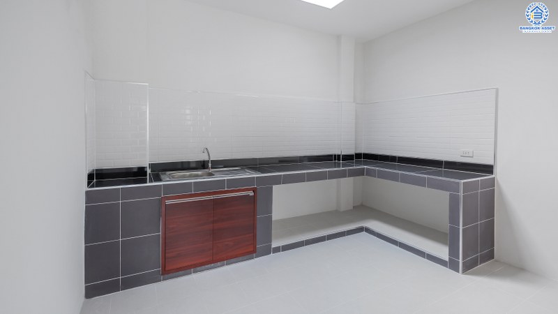 บ้านมือสองตกแต่งใหม่ ห้องมุม! ม.นันทนาการ์เด้นท์ ราชพฤกษ์-ท่าอิฐ เนื้อที่กว้าง 30.9 ตร.ว. ฟังก์ชั่นห้องนอนใหญ่ 2 ห้องนอน 2 ห้องน้ำ พร้อมครัวเคาน์เตอร์ และที่จอดรถ บนทำเลเดินทางสะดวก เชื่อมต่อหลายเส้นทาง เพียง 5 นาทีจาก MRT บางรักน้อยท่าอิฐ