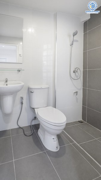 บ้านมือสองตกแต่งใหม่ ห้องมุม! ม.นันทนาการ์เด้นท์ ราชพฤกษ์-ท่าอิฐ เนื้อที่กว้าง 30.9 ตร.ว. ฟังก์ชั่นห้องนอนใหญ่ 2 ห้องนอน 2 ห้องน้ำ พร้อมครัวเคาน์เตอร์ และที่จอดรถ บนทำเลเดินทางสะดวก เชื่อมต่อหลายเส้นทาง เพียง 5 นาทีจาก MRT บางรักน้อยท่าอิฐ