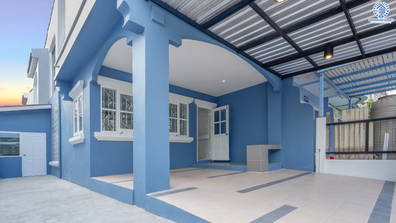 บ้านมือสองตกแต่งใหม่ ห้องมุม! ม.นันทนาการ์เด้นท์ ราชพฤกษ์-ท่าอิฐ เนื้อที่กว้าง 30.9 ตร.ว. ฟังก์ชั่นห้องนอนใหญ่ 2 ห้องนอน 2 ห้องน้ำ พร้อมครัวเคาน์เตอร์ และที่จอดรถ บนทำเลเดินทางสะดวก เชื่อมต่อหลายเส้นทาง เพียง 5 นาทีจาก MRT บางรักน้อยท่าอิฐ