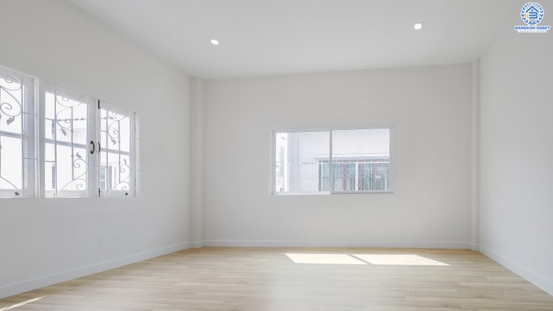 บ้านมือสองตกแต่งใหม่ ห้องมุม! ม.นันทนาการ์เด้นท์ ราชพฤกษ์-ท่าอิฐ เนื้อที่กว้าง 30.9 ตร.ว. ฟังก์ชั่นห้องนอนใหญ่ 2 ห้องนอน 2 ห้องน้ำ พร้อมครัวเคาน์เตอร์ และที่จอดรถ บนทำเลเดินทางสะดวก เชื่อมต่อหลายเส้นทาง เพียง 5 นาทีจาก MRT บางรักน้อยท่าอิฐ