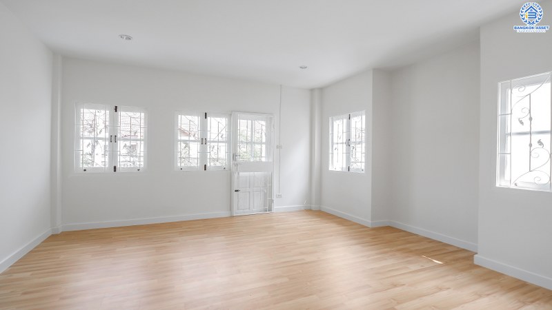 บ้านมือสองตกแต่งใหม่ ห้องมุม! ม.นันทนาการ์เด้นท์ ราชพฤกษ์-ท่าอิฐ เนื้อที่กว้าง 30.9 ตร.ว. ฟังก์ชั่นห้องนอนใหญ่ 2 ห้องนอน 2 ห้องน้ำ พร้อมครัวเคาน์เตอร์ และที่จอดรถ บนทำเลเดินทางสะดวก เชื่อมต่อหลายเส้นทาง เพียง 5 นาทีจาก MRT บางรักน้อยท่าอิฐ