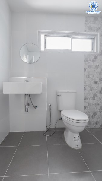 บ้านมือสองตกแต่งใหม่ ห้องมุม! ม.นันทนาการ์เด้นท์ ราชพฤกษ์-ท่าอิฐ เนื้อที่กว้าง 30.9 ตร.ว. ฟังก์ชั่นห้องนอนใหญ่ 2 ห้องนอน 2 ห้องน้ำ พร้อมครัวเคาน์เตอร์ และที่จอดรถ บนทำเลเดินทางสะดวก เชื่อมต่อหลายเส้นทาง เพียง 5 นาทีจาก MRT บางรักน้อยท่าอิฐ