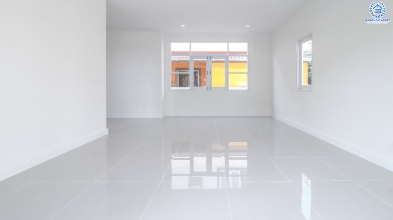 บ้านมือสองตกแต่งใหม่ ม.ภัสสร8 กาญจนาภิเษก (ซ.กันตนา) บ้านหลังใหญ่ เนื้อที่ 54.4 ตร.ว. ฟังก์ชั่น 3 ห้องนอน 3 ห้องน้ำ แต่งครบพร้อมอยู่ รองรับกับทุกครอบครัว บนทำเลศักยภาพ โครงการติดถนนใหญ่ เข้า-ออกสะดวก ใกล้เซ็นทรัลเวสต์เกต และรถไฟฟ้า เดินทางเพียง 10 นาทีถึงจุดขึ้นทางด่วน "ศรีรัช"