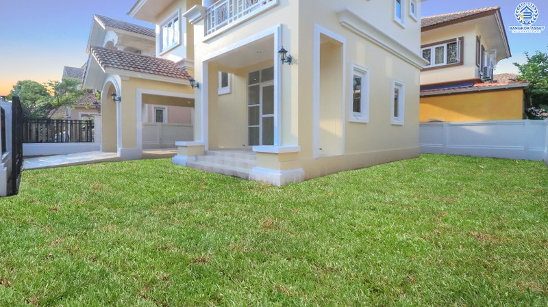 บ้านมือสองตกแต่งใหม่ ม.ภัสสร8 กาญจนาภิเษก (ซ.กันตนา) บ้านหลังใหญ่ เนื้อที่ 54.4 ตร.ว. ฟังก์ชั่น 3 ห้องนอน 3 ห้องน้ำ แต่งครบพร้อมอยู่ รองรับกับทุกครอบครัว บนทำเลศักยภาพ โครงการติดถนนใหญ่ เข้า-ออกสะดวก ใกล้เซ็นทรัลเวสต์เกต และรถไฟฟ้า เดินทางเพียง 10 นาทีถึงจุดขึ้นทางด่วน "ศรีรัช"