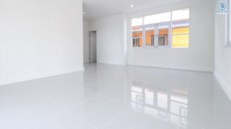 บ้านมือสองตกแต่งใหม่ ม.ภัสสร8 กาญจนาภิเษก (ซ.กันตนา) บ้านหลังใหญ่ เนื้อที่ 54.4 ตร.ว. ฟังก์ชั่น 3 ห้องนอน 3 ห้องน้ำ แต่งครบพร้อมอยู่ รองรับกับทุกครอบครัว บนทำเลศักยภาพ โครงการติดถนนใหญ่ เข้า-ออกสะดวก ใกล้เซ็นทรัลเวสต์เกต และรถไฟฟ้า เดินทางเพียง 10 นาทีถึงจุดขึ้นทางด่วน "ศรีรัช"