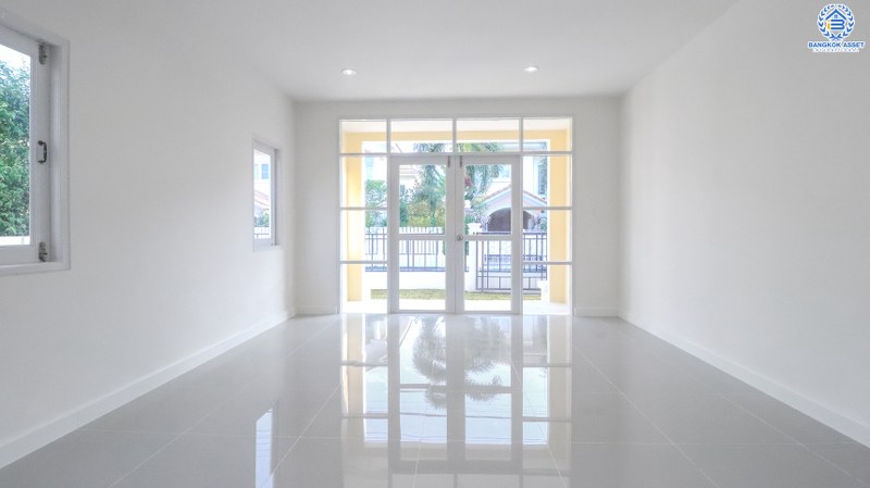 บ้านมือสองตกแต่งใหม่ ม.ภัสสร8 กาญจนาภิเษก (ซ.กันตนา) บ้านหลังใหญ่ เนื้อที่ 54.4 ตร.ว. ฟังก์ชั่น 3 ห้องนอน 3 ห้องน้ำ แต่งครบพร้อมอยู่ รองรับกับทุกครอบครัว บนทำเลศักยภาพ โครงการติดถนนใหญ่ เข้า-ออกสะดวก ใกล้เซ็นทรัลเวสต์เกต และรถไฟฟ้า เดินทางเพียง 10 นาทีถึงจุดขึ้นทางด่วน "ศรีรัช"