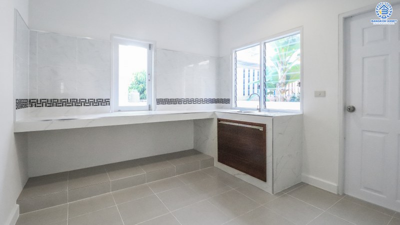 บ้านมือสองตกแต่งใหม่ ม.ภัสสร8 กาญจนาภิเษก (ซ.กันตนา) บ้านหลังใหญ่ เนื้อที่ 54.4 ตร.ว. ฟังก์ชั่น 3 ห้องนอน 3 ห้องน้ำ แต่งครบพร้อมอยู่ รองรับกับทุกครอบครัว บนทำเลศักยภาพ โครงการติดถนนใหญ่ เข้า-ออกสะดวก ใกล้เซ็นทรัลเวสต์เกต และรถไฟฟ้า เดินทางเพียง 10 นาทีถึงจุดขึ้นทางด่วน "ศรีรัช"