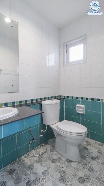 บ้านมือสองตกแต่งใหม่ ม.ภัสสร8 กาญจนาภิเษก (ซ.กันตนา) บ้านหลังใหญ่ เนื้อที่ 54.4 ตร.ว. ฟังก์ชั่น 3 ห้องนอน 3 ห้องน้ำ แต่งครบพร้อมอยู่ รองรับกับทุกครอบครัว บนทำเลศักยภาพ โครงการติดถนนใหญ่ เข้า-ออกสะดวก ใกล้เซ็นทรัลเวสต์เกต และรถไฟฟ้า เดินทางเพียง 10 นาทีถึงจุดขึ้นทางด่วน "ศรีรัช"