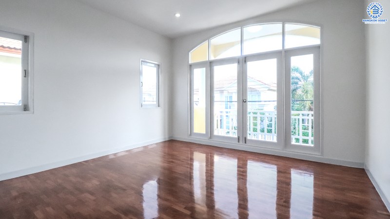 บ้านมือสองตกแต่งใหม่ ม.ภัสสร8 กาญจนาภิเษก (ซ.กันตนา) บ้านหลังใหญ่ เนื้อที่ 54.4 ตร.ว. ฟังก์ชั่น 3 ห้องนอน 3 ห้องน้ำ แต่งครบพร้อมอยู่ รองรับกับทุกครอบครัว บนทำเลศักยภาพ โครงการติดถนนใหญ่ เข้า-ออกสะดวก ใกล้เซ็นทรัลเวสต์เกต และรถไฟฟ้า เดินทางเพียง 10 นาทีถึงจุดขึ้นทางด่วน "ศรีรัช"