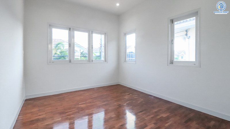 บ้านมือสองตกแต่งใหม่ ม.ภัสสร8 กาญจนาภิเษก (ซ.กันตนา) บ้านหลังใหญ่ เนื้อที่ 54.4 ตร.ว. ฟังก์ชั่น 3 ห้องนอน 3 ห้องน้ำ แต่งครบพร้อมอยู่ รองรับกับทุกครอบครัว บนทำเลศักยภาพ โครงการติดถนนใหญ่ เข้า-ออกสะดวก ใกล้เซ็นทรัลเวสต์เกต และรถไฟฟ้า เดินทางเพียง 10 นาทีถึงจุดขึ้นทางด่วน "ศรีรัช"