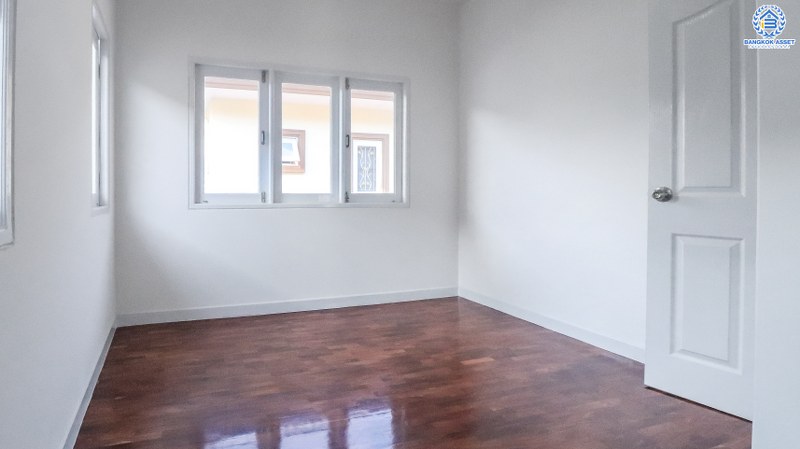 บ้านมือสองตกแต่งใหม่ ม.ภัสสร8 กาญจนาภิเษก (ซ.กันตนา) บ้านหลังใหญ่ เนื้อที่ 54.4 ตร.ว. ฟังก์ชั่น 3 ห้องนอน 3 ห้องน้ำ แต่งครบพร้อมอยู่ รองรับกับทุกครอบครัว บนทำเลศักยภาพ โครงการติดถนนใหญ่ เข้า-ออกสะดวก ใกล้เซ็นทรัลเวสต์เกต และรถไฟฟ้า เดินทางเพียง 10 นาทีถึงจุดขึ้นทางด่วน "ศรีรัช"