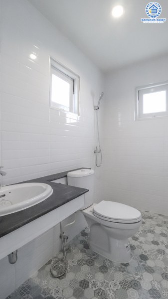 บ้านมือสองตกแต่งใหม่ ม.ภัสสร8 กาญจนาภิเษก (ซ.กันตนา) บ้านหลังใหญ่ เนื้อที่ 54.4 ตร.ว. ฟังก์ชั่น 3 ห้องนอน 3 ห้องน้ำ แต่งครบพร้อมอยู่ รองรับกับทุกครอบครัว บนทำเลศักยภาพ โครงการติดถนนใหญ่ เข้า-ออกสะดวก ใกล้เซ็นทรัลเวสต์เกต และรถไฟฟ้า เดินทางเพียง 10 นาทีถึงจุดขึ้นทางด่วน "ศรีรัช"