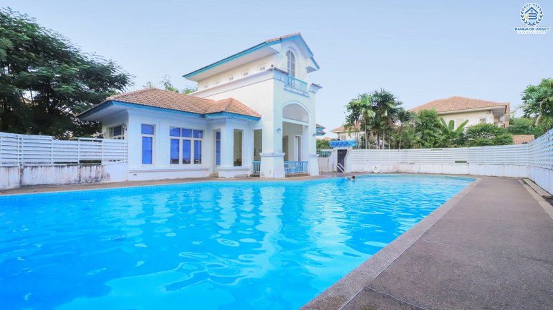 บ้านมือสองตกแต่งใหม่ ม.ภัสสร8 กาญจนาภิเษก (ซ.กันตนา) บ้านหลังใหญ่ เนื้อที่ 54.4 ตร.ว. ฟังก์ชั่น 3 ห้องนอน 3 ห้องน้ำ แต่งครบพร้อมอยู่ รองรับกับทุกครอบครัว บนทำเลศักยภาพ โครงการติดถนนใหญ่ เข้า-ออกสะดวก ใกล้เซ็นทรัลเวสต์เกต และรถไฟฟ้า เดินทางเพียง 10 นาทีถึงจุดขึ้นทางด่วน "ศรีรัช"