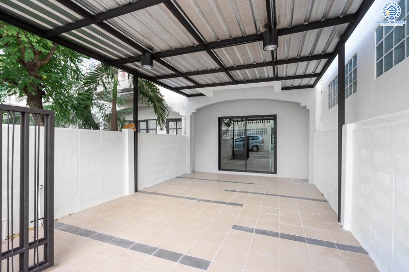 บ้านมือสองตกแต่งใหม่ ทำเลโซนเมือง! ม.ริมสวน พิบูลสงคราม-พระราม5 พิเศษสุด! บ้านตกแต่งพร้อมอยู่ เนื้อที่ 18.3 ตร.ว. ฟังก์ชั่นห้องนอนใหญ่ 2 ห้องนอน 2 ห้องน้ำ บนทำเลใกล้รถไฟฟ้าสายสีม่วง และทางด่วนพระราม7