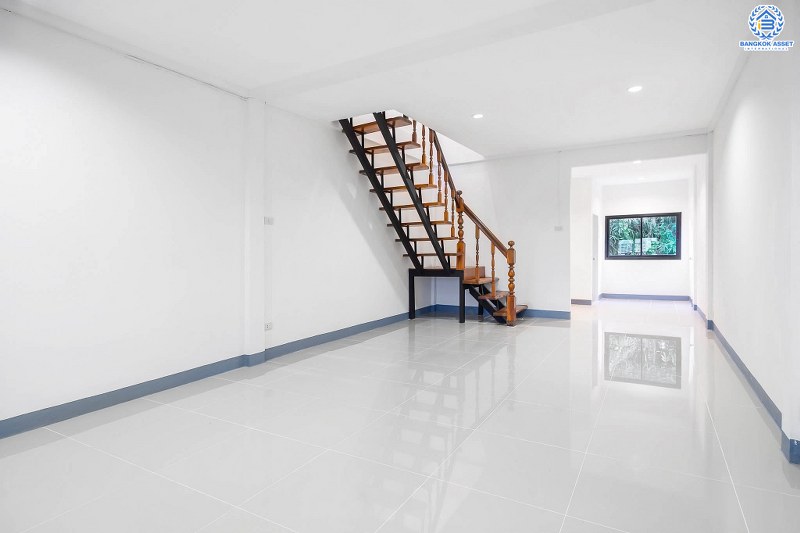 บ้านมือสองตกแต่งใหม่ ทำเลโซนเมือง! ม.ริมสวน พิบูลสงคราม-พระราม5 พิเศษสุด! บ้านตกแต่งพร้อมอยู่ เนื้อที่ 18.3 ตร.ว. ฟังก์ชั่นห้องนอนใหญ่ 2 ห้องนอน 2 ห้องน้ำ บนทำเลใกล้รถไฟฟ้าสายสีม่วง และทางด่วนพระราม7