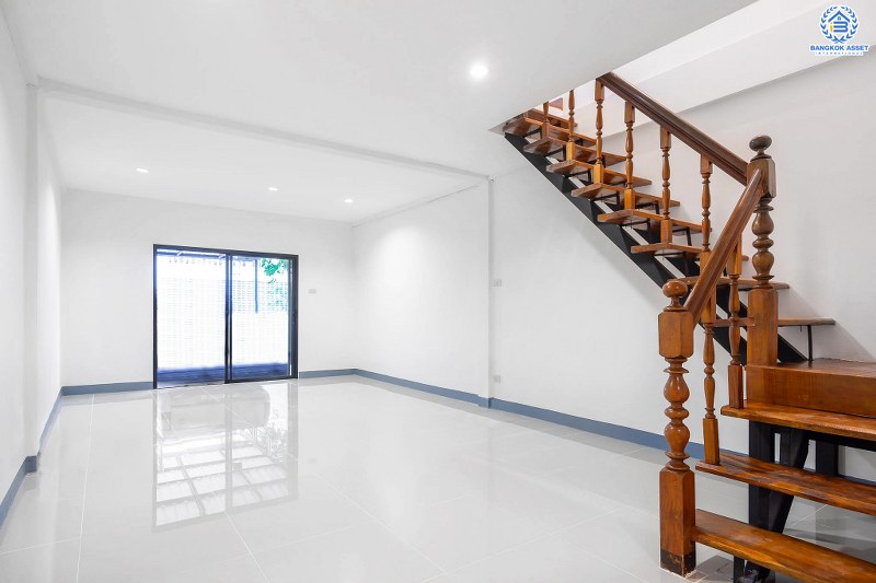 บ้านมือสองตกแต่งใหม่ ทำเลโซนเมือง! ม.ริมสวน พิบูลสงคราม-พระราม5 พิเศษสุด! บ้านตกแต่งพร้อมอยู่ เนื้อที่ 18.3 ตร.ว. ฟังก์ชั่นห้องนอนใหญ่ 2 ห้องนอน 2 ห้องน้ำ บนทำเลใกล้รถไฟฟ้าสายสีม่วง และทางด่วนพระราม7