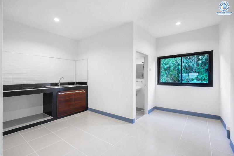 บ้านมือสองตกแต่งใหม่ ทำเลโซนเมือง! ม.ริมสวน พิบูลสงคราม-พระราม5 พิเศษสุด! บ้านตกแต่งพร้อมอยู่ เนื้อที่ 18.3 ตร.ว. ฟังก์ชั่นห้องนอนใหญ่ 2 ห้องนอน 2 ห้องน้ำ บนทำเลใกล้รถไฟฟ้าสายสีม่วง และทางด่วนพระราม7