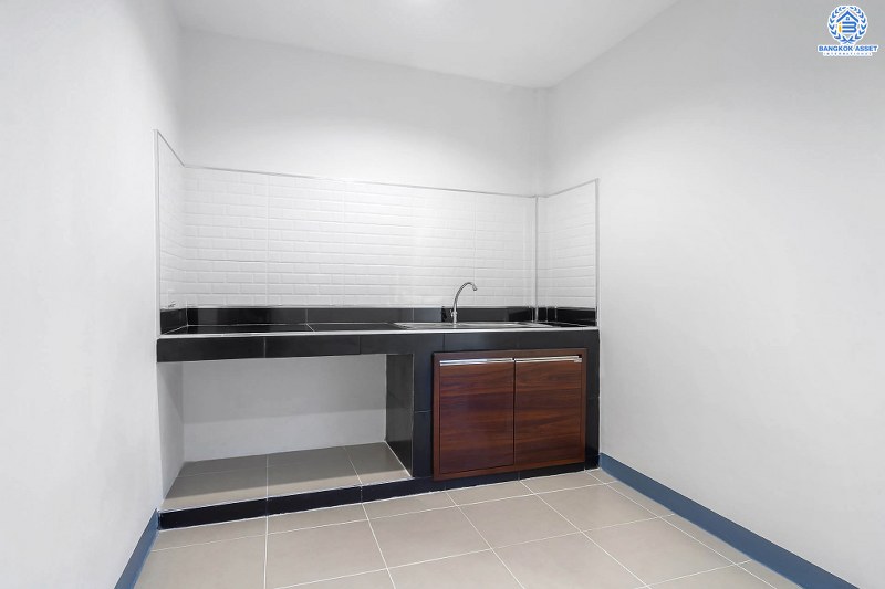 บ้านมือสองตกแต่งใหม่ ทำเลโซนเมือง! ม.ริมสวน พิบูลสงคราม-พระราม5 พิเศษสุด! บ้านตกแต่งพร้อมอยู่ เนื้อที่ 18.3 ตร.ว. ฟังก์ชั่นห้องนอนใหญ่ 2 ห้องนอน 2 ห้องน้ำ บนทำเลใกล้รถไฟฟ้าสายสีม่วง และทางด่วนพระราม7