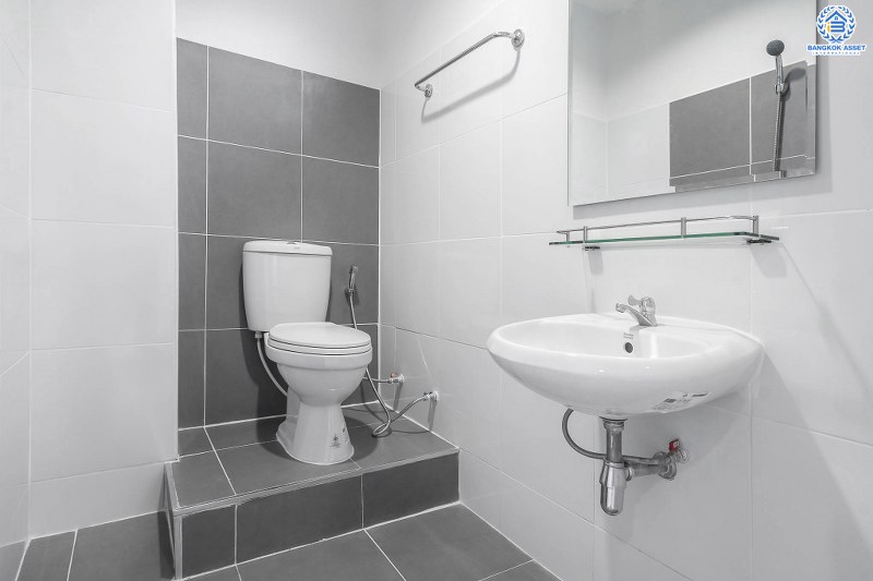 บ้านมือสองตกแต่งใหม่ ทำเลโซนเมือง! ม.ริมสวน พิบูลสงคราม-พระราม5 พิเศษสุด! บ้านตกแต่งพร้อมอยู่ เนื้อที่ 18.3 ตร.ว. ฟังก์ชั่นห้องนอนใหญ่ 2 ห้องนอน 2 ห้องน้ำ บนทำเลใกล้รถไฟฟ้าสายสีม่วง และทางด่วนพระราม7