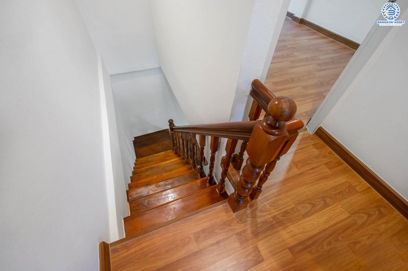 บ้านมือสองตกแต่งใหม่ ทำเลโซนเมือง! ม.ริมสวน พิบูลสงคราม-พระราม5 พิเศษสุด! บ้านตกแต่งพร้อมอยู่ เนื้อที่ 18.3 ตร.ว. ฟังก์ชั่นห้องนอนใหญ่ 2 ห้องนอน 2 ห้องน้ำ บนทำเลใกล้รถไฟฟ้าสายสีม่วง และทางด่วนพระราม7