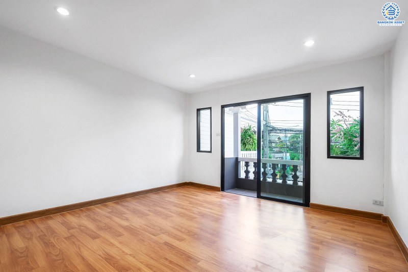 บ้านมือสองตกแต่งใหม่ ทำเลโซนเมือง! ม.ริมสวน พิบูลสงคราม-พระราม5 พิเศษสุด! บ้านตกแต่งพร้อมอยู่ เนื้อที่ 18.3 ตร.ว. ฟังก์ชั่นห้องนอนใหญ่ 2 ห้องนอน 2 ห้องน้ำ บนทำเลใกล้รถไฟฟ้าสายสีม่วง และทางด่วนพระราม7