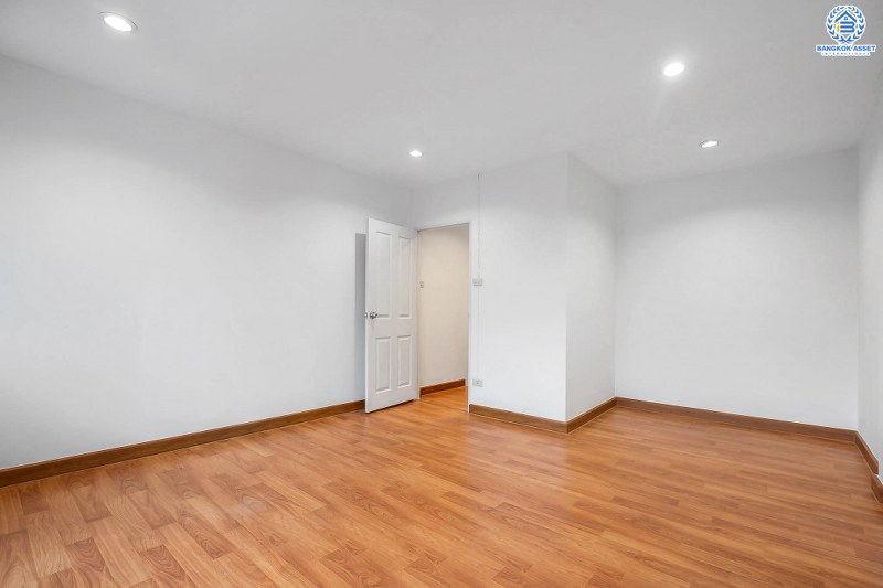 บ้านมือสองตกแต่งใหม่ ทำเลโซนเมือง! ม.ริมสวน พิบูลสงคราม-พระราม5 พิเศษสุด! บ้านตกแต่งพร้อมอยู่ เนื้อที่ 18.3 ตร.ว. ฟังก์ชั่นห้องนอนใหญ่ 2 ห้องนอน 2 ห้องน้ำ บนทำเลใกล้รถไฟฟ้าสายสีม่วง และทางด่วนพระราม7