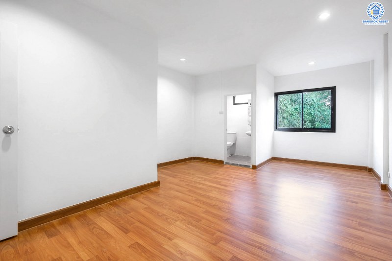 บ้านมือสองตกแต่งใหม่ ทำเลโซนเมือง! ม.ริมสวน พิบูลสงคราม-พระราม5 พิเศษสุด! บ้านตกแต่งพร้อมอยู่ เนื้อที่ 18.3 ตร.ว. ฟังก์ชั่นห้องนอนใหญ่ 2 ห้องนอน 2 ห้องน้ำ บนทำเลใกล้รถไฟฟ้าสายสีม่วง และทางด่วนพระราม7