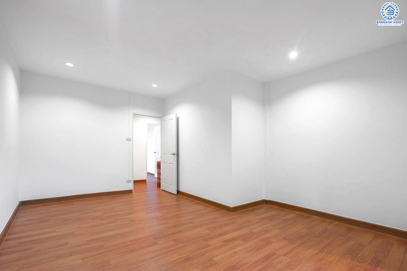 บ้านมือสองตกแต่งใหม่ ทำเลโซนเมือง! ม.ริมสวน พิบูลสงคราม-พระราม5 พิเศษสุด! บ้านตกแต่งพร้อมอยู่ เนื้อที่ 18.3 ตร.ว. ฟังก์ชั่นห้องนอนใหญ่ 2 ห้องนอน 2 ห้องน้ำ บนทำเลใกล้รถไฟฟ้าสายสีม่วง และทางด่วนพระราม7