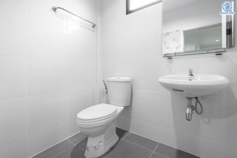 บ้านมือสองตกแต่งใหม่ ทำเลโซนเมือง! ม.ริมสวน พิบูลสงคราม-พระราม5 พิเศษสุด! บ้านตกแต่งพร้อมอยู่ เนื้อที่ 18.3 ตร.ว. ฟังก์ชั่นห้องนอนใหญ่ 2 ห้องนอน 2 ห้องน้ำ บนทำเลใกล้รถไฟฟ้าสายสีม่วง และทางด่วนพระราม7