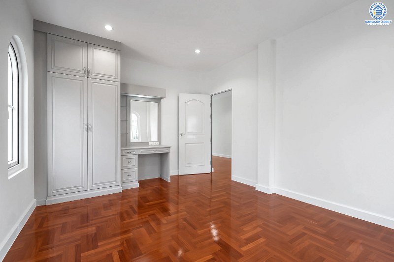 บ้านเดี่ยวมือสองนนทบุรี ม.นราวดี พระราม5-นครอินทร์ บ้านเดี่ยวคุ้มค่า พร้อมเข้าอยู่ เนื้อที่ 57 ตร.ว. ฟังก์ชั่น 3 ห้องนอน 3 ห้องน้ำ พร้อมบิ้วท์อินครัวเคาน์เตอร์ โดดเด่นบนทำเลติดถ.นครอินทร์ เพียง 3 นาทีจากวงเวียนพระราม5 ใกล้ห้างฯ ชั้นนำมากมาย ราคาพิเศษสุด!