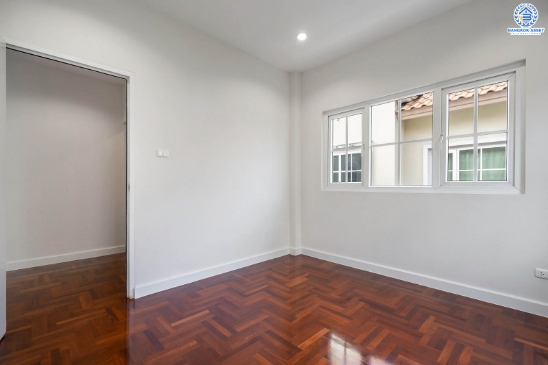 บ้านเดี่ยวมือสองนนทบุรี ม.นราวดี พระราม5-นครอินทร์ บ้านเดี่ยวคุ้มค่า พร้อมเข้าอยู่ เนื้อที่ 57 ตร.ว. ฟังก์ชั่น 3 ห้องนอน 3 ห้องน้ำ พร้อมบิ้วท์อินครัวเคาน์เตอร์ โดดเด่นบนทำเลติดถ.นครอินทร์ เพียง 3 นาทีจากวงเวียนพระราม5 ใกล้ห้างฯ ชั้นนำมากมาย ราคาพิเศษสุด!