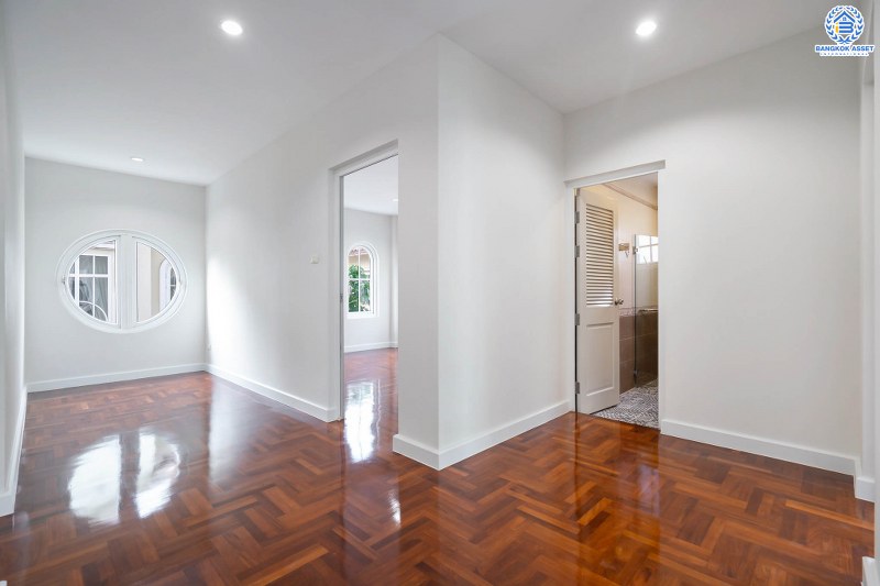 บ้านเดี่ยวมือสองนนทบุรี ม.นราวดี พระราม5-นครอินทร์ บ้านเดี่ยวคุ้มค่า พร้อมเข้าอยู่ เนื้อที่ 57 ตร.ว. ฟังก์ชั่น 3 ห้องนอน 3 ห้องน้ำ พร้อมบิ้วท์อินครัวเคาน์เตอร์ โดดเด่นบนทำเลติดถ.นครอินทร์ เพียง 3 นาทีจากวงเวียนพระราม5 ใกล้ห้างฯ ชั้นนำมากมาย ราคาพิเศษสุด!