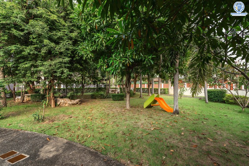 บ้านเดี่ยวมือสองนนทบุรี ม.นราวดี พระราม5-นครอินทร์ บ้านเดี่ยวคุ้มค่า พร้อมเข้าอยู่ เนื้อที่ 57 ตร.ว. ฟังก์ชั่น 3 ห้องนอน 3 ห้องน้ำ พร้อมบิ้วท์อินครัวเคาน์เตอร์ โดดเด่นบนทำเลติดถ.นครอินทร์ เพียง 3 นาทีจากวงเวียนพระราม5 ใกล้ห้างฯ ชั้นนำมากมาย ราคาพิเศษสุด!