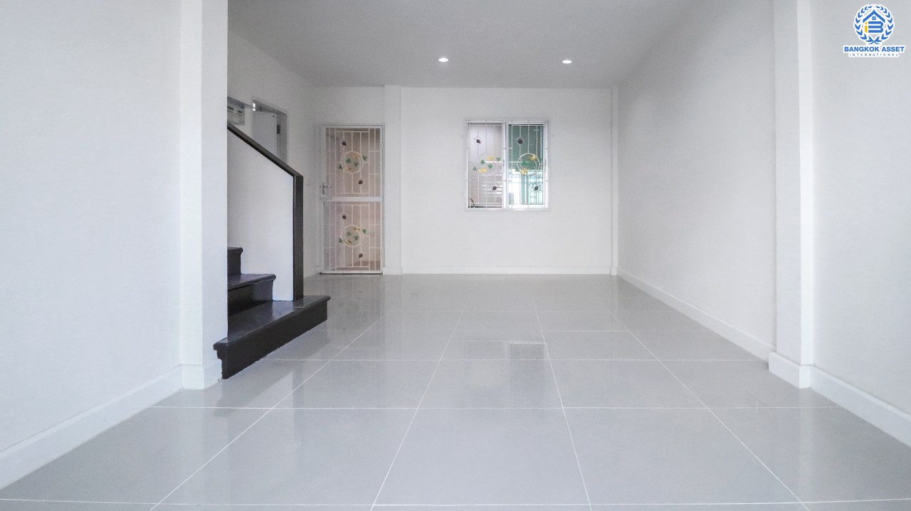 บ้านมือสองตกแต่งใหม่ สไตล์โมเดิร์น ม.เดอะวิลล่า ราชพฤกษ์-ท่าอิฐ สังคมคุณภาพแบรนด์ Property Perfect สุดคุ้ม! เนื้อที่ 18 ตร.ว. ฟังก์ชั่น 3 ห้องนอน 2 ห้องน้ำ เดินทางสะดวก บนทำเลใกล้รถไฟฟ้าสาย สถานีบางรักน้อยท่าอิฐ เชื่อมต่อเข้าเมืองได้อย่างรวดเร็ว