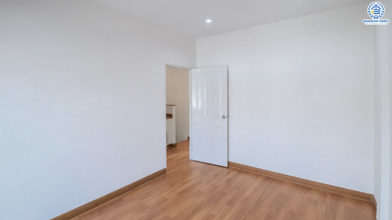 บ้านมือสองตกแต่งใหม่ สไตล์โมเดิร์น ม.เดอะวิลล่า ราชพฤกษ์-ท่าอิฐ สังคมคุณภาพแบรนด์ Property Perfect สุดคุ้ม! เนื้อที่ 18 ตร.ว. ฟังก์ชั่น 3 ห้องนอน 2 ห้องน้ำ เดินทางสะดวก บนทำเลใกล้รถไฟฟ้าสาย สถานีบางรักน้อยท่าอิฐ เชื่อมต่อเข้าเมืองได้อย่างรวดเร็ว