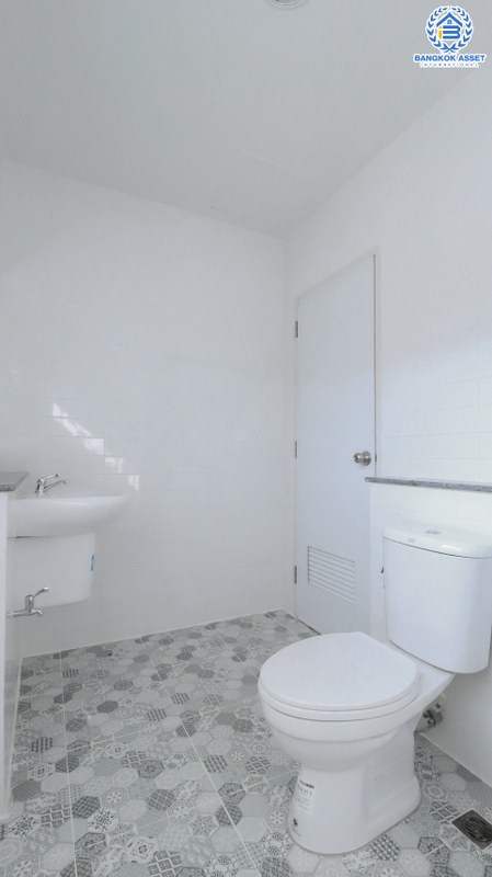 บ้านมือสองตกแต่งใหม่ สไตล์โมเดิร์น ม.เดอะวิลล่า ราชพฤกษ์-ท่าอิฐ สังคมคุณภาพแบรนด์ Property Perfect สุดคุ้ม! เนื้อที่ 18 ตร.ว. ฟังก์ชั่น 3 ห้องนอน 2 ห้องน้ำ เดินทางสะดวก บนทำเลใกล้รถไฟฟ้าสาย สถานีบางรักน้อยท่าอิฐ เชื่อมต่อเข้าเมืองได้อย่างรวดเร็ว