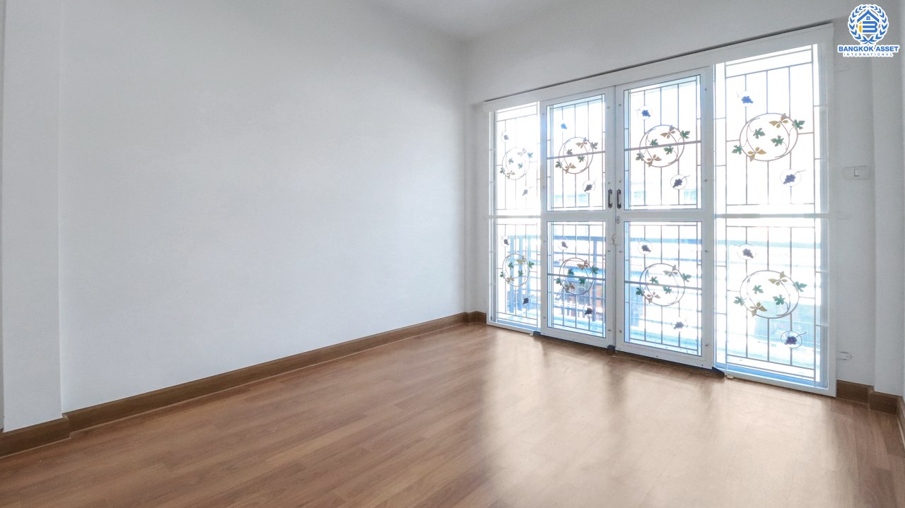 บ้านมือสองตกแต่งใหม่ สไตล์โมเดิร์น ม.เดอะวิลล่า ราชพฤกษ์-ท่าอิฐ สังคมคุณภาพแบรนด์ Property Perfect สุดคุ้ม! เนื้อที่ 18 ตร.ว. ฟังก์ชั่น 3 ห้องนอน 2 ห้องน้ำ เดินทางสะดวก บนทำเลใกล้รถไฟฟ้าสาย สถานีบางรักน้อยท่าอิฐ เชื่อมต่อเข้าเมืองได้อย่างรวดเร็ว