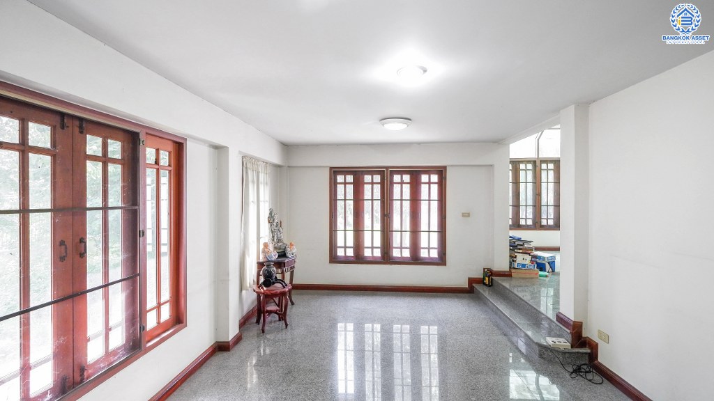 บ้านเดี่ยวที่ดินใหญ่ 256 ตร.ว. บนทำเลบรมราชชนนี-สาย3 โครงการ กฤษดานคร18 เดินทางสะดวก เชื่อมต่อหลายเส้นทาง ใกล้ม.มหิดล และทางด่วน พร้อมฟังก์ชั่นรองรับครอบครัวใหญ่ 4 ห้องนอน 4 ห้องน้ำ 6 ที่จอดรถ บรรยากาศเป็นส่วนตัว ราคาพิเศษสุด!