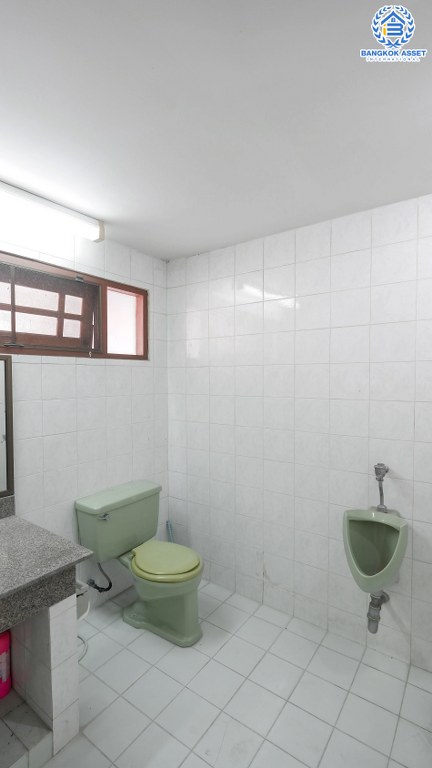 บ้านเดี่ยวที่ดินใหญ่ 256 ตร.ว. บนทำเลบรมราชชนนี-สาย3 โครงการ กฤษดานคร18 เดินทางสะดวก เชื่อมต่อหลายเส้นทาง ใกล้ม.มหิดล และทางด่วน พร้อมฟังก์ชั่นรองรับครอบครัวใหญ่ 4 ห้องนอน 4 ห้องน้ำ 6 ที่จอดรถ บรรยากาศเป็นส่วนตัว ราคาพิเศษสุด!