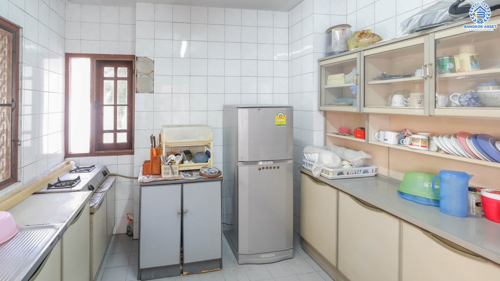 บ้านเดี่ยวที่ดินใหญ่ 256 ตร.ว. บนทำเลบรมราชชนนี-สาย3 โครงการ กฤษดานคร18 เดินทางสะดวก เชื่อมต่อหลายเส้นทาง ใกล้ม.มหิดล และทางด่วน พร้อมฟังก์ชั่นรองรับครอบครัวใหญ่ 4 ห้องนอน 4 ห้องน้ำ 6 ที่จอดรถ บรรยากาศเป็นส่วนตัว ราคาพิเศษสุด!