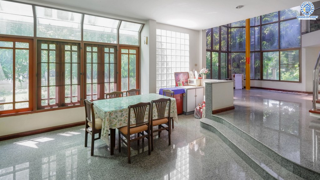 บ้านเดี่ยวที่ดินใหญ่ 256 ตร.ว. บนทำเลบรมราชชนนี-สาย3 โครงการ กฤษดานคร18 เดินทางสะดวก เชื่อมต่อหลายเส้นทาง ใกล้ม.มหิดล และทางด่วน พร้อมฟังก์ชั่นรองรับครอบครัวใหญ่ 4 ห้องนอน 4 ห้องน้ำ 6 ที่จอดรถ บรรยากาศเป็นส่วนตัว ราคาพิเศษสุด!