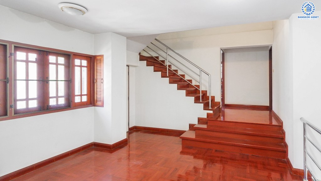 บ้านเดี่ยวที่ดินใหญ่ 256 ตร.ว. บนทำเลบรมราชชนนี-สาย3 โครงการ กฤษดานคร18 เดินทางสะดวก เชื่อมต่อหลายเส้นทาง ใกล้ม.มหิดล และทางด่วน พร้อมฟังก์ชั่นรองรับครอบครัวใหญ่ 4 ห้องนอน 4 ห้องน้ำ 6 ที่จอดรถ บรรยากาศเป็นส่วนตัว ราคาพิเศษสุด!